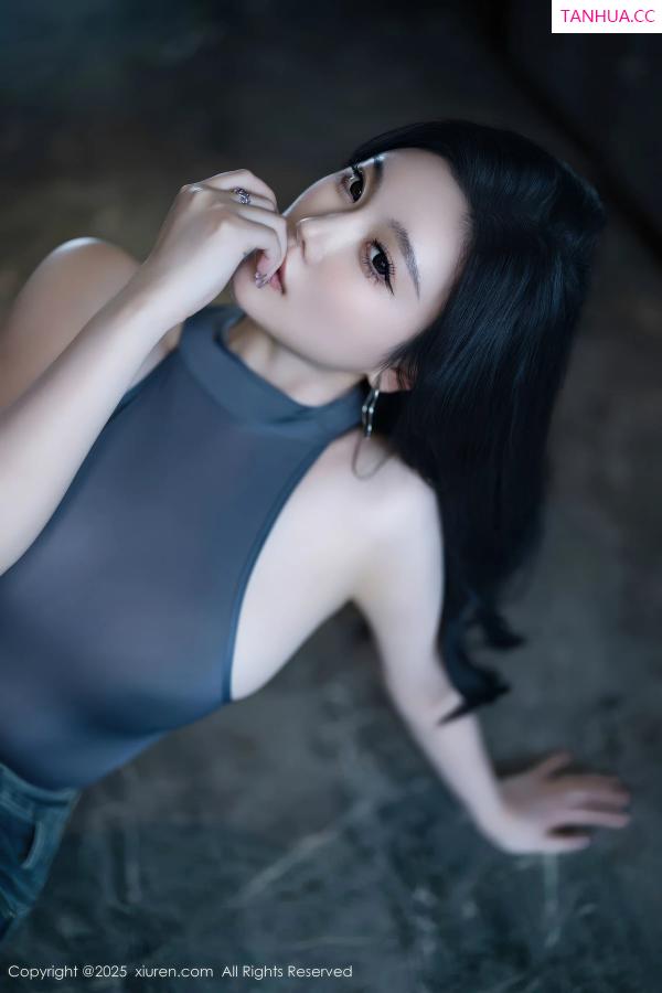   [XiuRen]高清写真图 2025.11.06 No.10952 杏子Yada 丰腴身材第14张图片